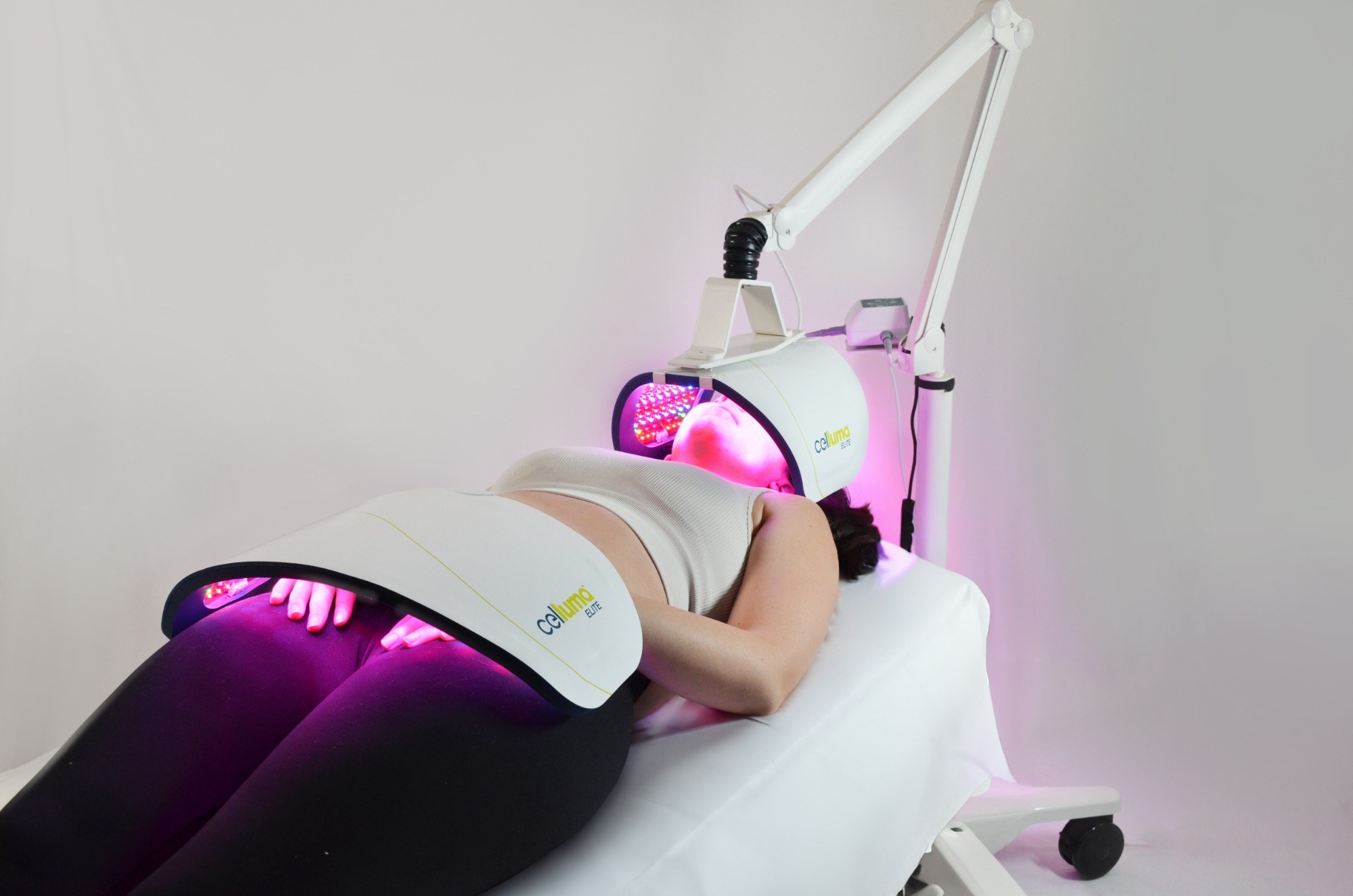 Celluma ELITE treating a client's face and back simultaneously